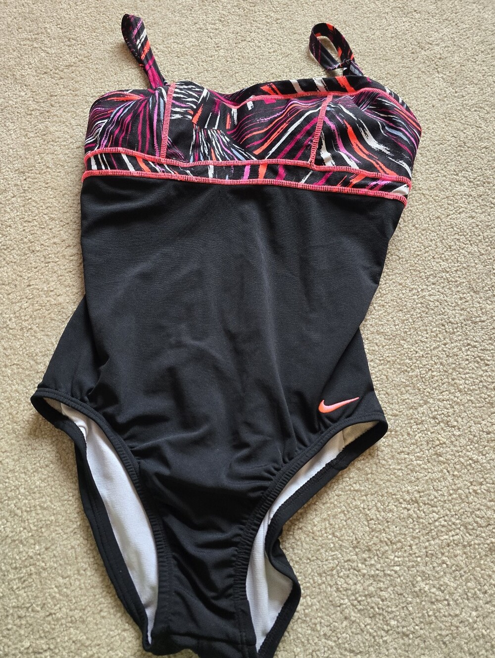 LIKE NEW Nike Built In Bra One Piece Swimsuit